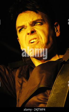 GARY NUMAN, CONCERT, 2004: Gary Numan, leggenda della musica, che suona al Barfly Club di Cardiff, Galles, Regno Unito il 4 marzo 2000. Foto: Rob Watkins. INFORMAZIONI: Gary Numan, nato nel 1958, è un pioniere musicista inglese. Emergendo alla fine degli anni '70, il suo suono elettronico e industriale, epitomizzato in successi come 'Cars' e album come 'The Pleasure Principle', influenzò i generi New Wave e synth-pop, lasciando un impatto duraturo sul panorama musicale. Foto Stock