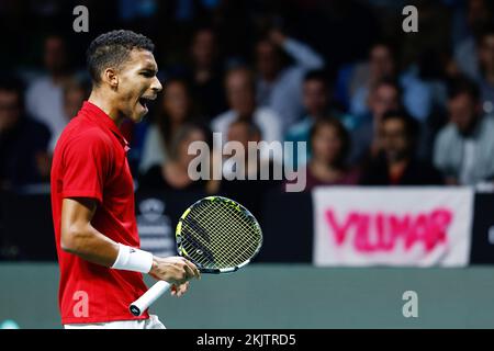 Malaga, Spagna. 24th Nov 2022. Felix Auger-Aliassime del Canada in azione contro Oscar Otte della Germania durante la seconda partita di tennis dalla Coppa Davis Finals 2022, round dei quarti di finale, disputata tra Germania e Canada il 24 novembre 2022 al padiglione Palacio de Deportes Martin Carpena di Malaga, Spagna - Foto: Oscar J Barroso/DPPI/LiveMedia Credit: Agenzia indipendente per le foto/Alamy Live News Foto Stock