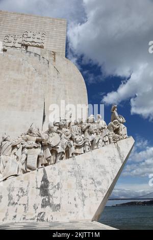 Questo enorme monumento in pietra calcarea nel quartiere di Belem di Lisbona è stato creato per celebrare grandi eroi storici portoghesi come Henry il Navigatore - Vasco Foto Stock