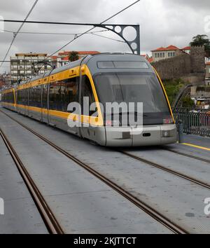 Moderna ferrovia leggera a Porto Portogallo. Foto Stock