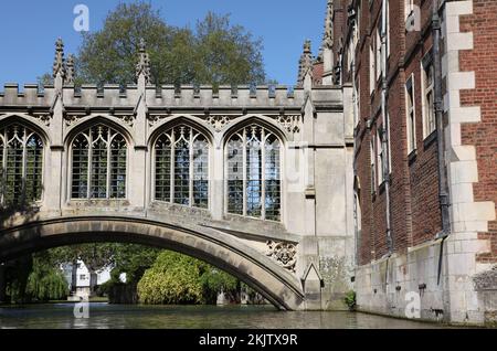 Il Ponte dei Sospiri di Cambridge è un ponte coperto, costruito nel 1831 e attraversa il River Cam tra la terza Corte del college St John e New Foto Stock