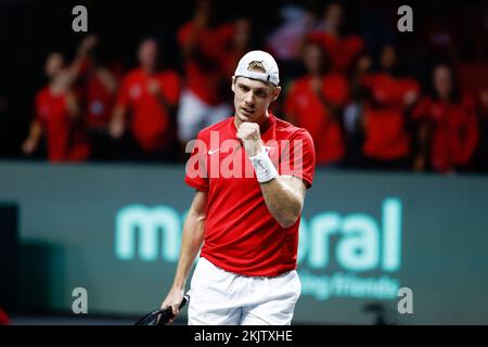 Malaga, Spagna. 24th Nov 2022. Denis Shapovalov del Canada in azione contro Jan-Lennard Struff della Germania durante la prima partita di tennis dalla Coppa Davis Finals 2022, round di quarti di finale, disputata tra Germania e Canada il 24 novembre 2022 al Palacio de Deportes Martin Carpena padiglione a Malaga, Spagna - Foto: Oscar J Barroso/DPPI/LiveMedia Credit: Agenzia indipendente per le foto/Alamy Live News Foto Stock