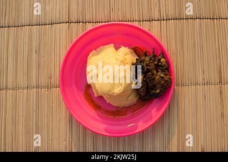 Stufato di ratto con ugali, un piatto esotico ma gustoso Foto Stock
