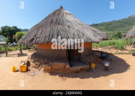 Capanne tradizionali dello Zimbabwe di argilla e fieno Foto Stock