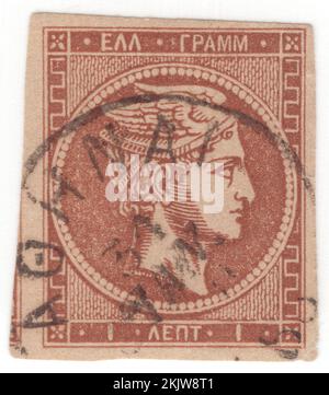 GRECIA - 1862: 1 lepta cioccolato su francobollo brunastro raffigurante Hermes (Mercurio), divinità olimpica nella religione e mitologia greca antica. Hermes è considerato l'araldo degli dei. È anche considerato il protettore di araldi umani, viaggiatori, ladri, mercanti e oratori. Egli è in grado di muoversi rapidamente e liberamente tra i mondi del mortale e del divino, aiutato dai suoi sandali alati. Hermes gioca il ruolo dello psychopomp o "guida allo spirito", un direttore d'anime nell'aldilà. Nel mito, Hermes funziona come emissario e messaggero degli dei Foto Stock