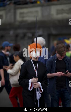 Un colpo verticale di una persona vestita come personaggio di Ichigo Kurosaki durante le celebrazioni del Giappone Day Foto Stock