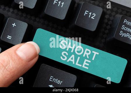 Scrittura visualizzazione testo breve vendita. Vetrina di affari Home che è offerto ad un prezzo che è inferiore all'importo dovuto Foto Stock