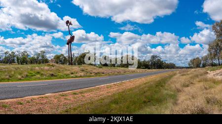 Stanley l'EMU sulla Castlereagh Highway vicino a Lightning Ridge, New South Wales, Australia è fatto da cofani auto VW e travi in acciaio Foto Stock