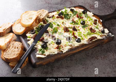 Antipasto bordo burro, saporito, tendenza alimentare, diffusione, snack servito con il primo piano del pane su sfondo scuro. Orizzontale Foto Stock