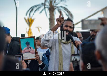 Zarzis, Tunisia. 24th Nov 2022. Zarzis, Tunisia. 24 novembre 2022. Nella città di Zarzis si tiene una grande manifestazione per ricordare i 18 migranti tunisini morti in mare e per chiedere la verità sull'operazione di salvataggio da parte delle autorità tunisine. I dimostranti hanno chiesto un'indagine sulle omissioni delle autorità nell'operazione di salvataggio, nell'identificazione dei migranti morti e nella loro sepoltura, a seguito del naufragio del 21 settembre al largo delle coste di Zarzis (Credit Image: © Hasan Mrad/IMAGESLIVE via ZUMA Press Wire) Foto Stock