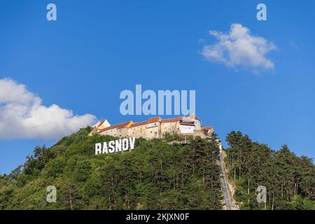 La Fortezza di Rasnov (Cetatea Rasnov) è una fortezza medievale di Fliehburg, che in epoca di guerra offriva rifugio ai cittadini e agli abitanti dei villaggi della zona Foto Stock