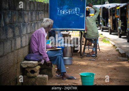 Stile di vita di strada indiano a Mysore City 17 settembre 2022. Foto Stock