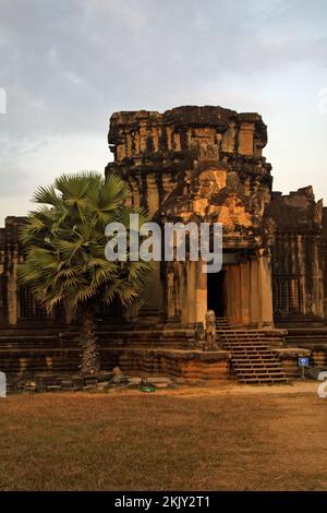 Biblioteca a Angkor Wat con i turisti che guardano l'alba, Siem Reap, Cambogia. Foto Stock