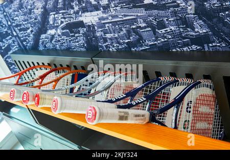 Souvenir nel negozio ufficiale del complesso tennis Roland Garros di Parigi Foto Stock