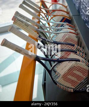 Souvenir nel negozio ufficiale del complesso tennis Roland Garros di Parigi Foto Stock