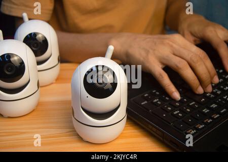 Operatore della telecamera IP dal computer, configurare la telecamera IP. Foto Stock