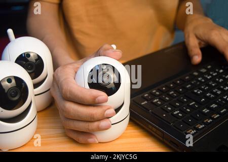 Operatore della telecamera IP dal computer, configurare la telecamera IP. Foto Stock