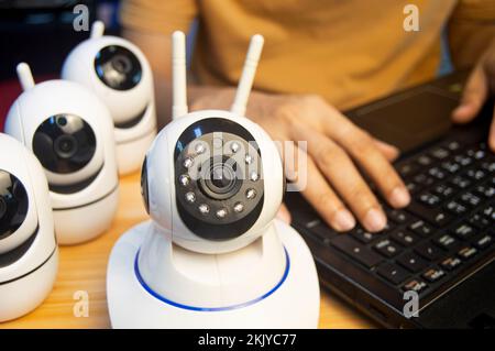 Operatore della telecamera IP dal computer, configurare la telecamera IP. Foto Stock