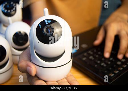 Operatore della telecamera IP dal computer, configurare la telecamera IP. Foto Stock