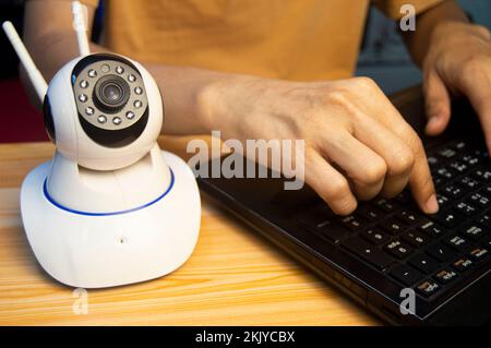 Operatore della telecamera IP dal computer, configurare la telecamera IP. Foto Stock