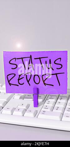 Firma che visualizza il rapporto di stato. Internet Concept Update Riepilogo delle situazioni a partire da un determinato periodo di tempo Foto Stock