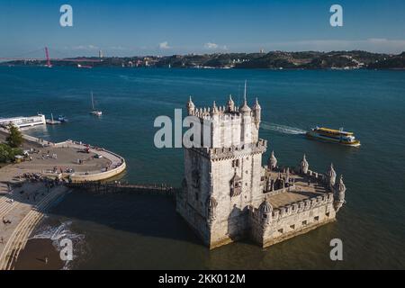 Veduta aerea della storica Torre di Belem (in portoghese: Torre de Belem) sulla riva settentrionale del fiume Tago a Lisbona, Portogallo. Foto Stock