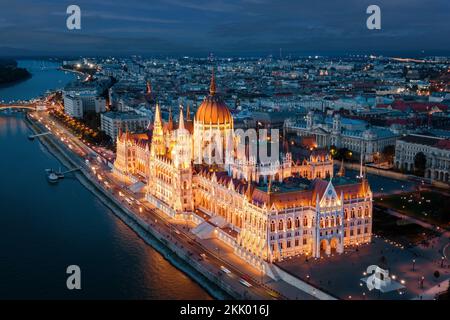 Veduta aerea del monumento architettonico del Parlamento ungherese al crepuscolo a Budapest, Ungheria. Foto Stock