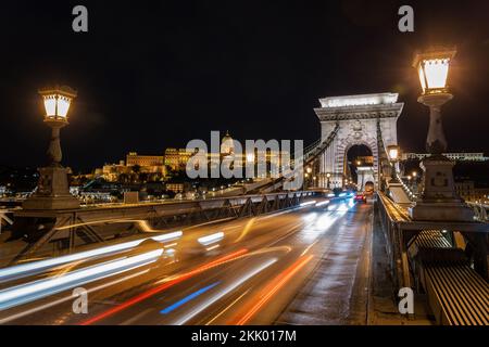 Budapest, Ungheria, storico Ponte delle catene Szechenyi con Castello di Buda sullo sfondo. Foto Stock
