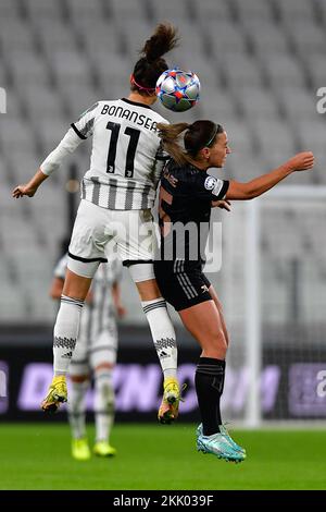 Torino, Italia. 24th Nov 2022. Barbara Bonansea (11) della Juventus e Katie McCabe (15) dell'Arsenale, nella partita della UEFA Women's Champions League tra la Juventus e l'Arsenale allo Stadio Juventus di Torino. (Photo Credit: Gonzales Photo/Alamy Live News Foto Stock