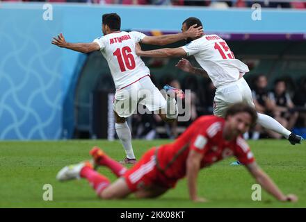 Il Roozbeh Cheshmi (a destra) dell'Iran festeggia il primo goal della partita durante la Coppa del mondo FIFA Group B allo stadio Ahmad Bin Ali, al-Rayyan. Data immagine: Venerdì 25 novembre 2022. Foto Stock