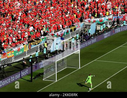 Al Rayyan, Qatar. 25th Nov 2022. Wayne Hennessey, portiere del Galles, prende un calcio di gol durante la partita di gruppo B tra Galles e Iran alla Coppa del mondo FIFA 2022 allo stadio Ahmad Bin Ali di al Rayyan, Qatar, 25 novembre 2022. Credit: Jia Haocheng/Xinhua/Alamy Live News Foto Stock