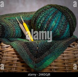 Filati colorati e creazioni a crochet. Foto Stock