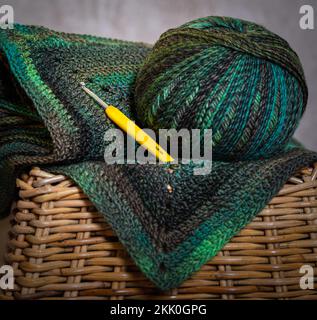 Filati colorati e creazioni a crochet. Foto Stock