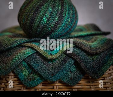 Filati colorati e creazioni a crochet. Foto Stock