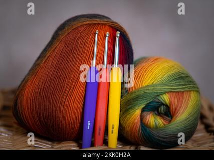 Filati colorati e creazioni a crochet. Foto Stock