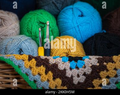 Filati colorati e creazioni a crochet. Foto Stock