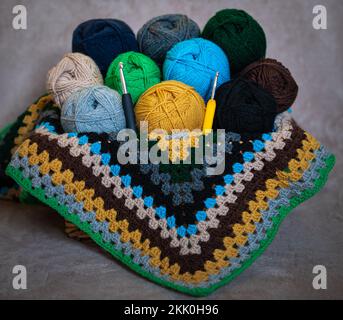 Filati colorati e creazioni a crochet. Foto Stock