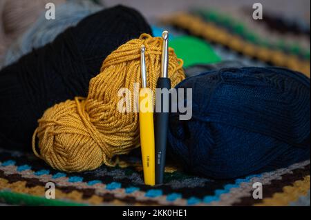 Filati colorati e creazioni a crochet. Foto Stock