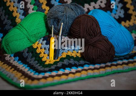 Filati colorati e creazioni a crochet. Foto Stock