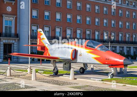 Quartier generale della forza aerea e spaziale (Ministerio del Aire) con l'aereo spagnolo C-101, Madrid, Spagna Foto Stock