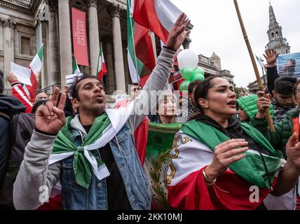 Gli iraniani che vivono in Inghilterra protestano contro la Repubblica islamica in Iran. Sono a sostegno della rivolta delle donne contro la regola repressiva sull'usura Foto Stock