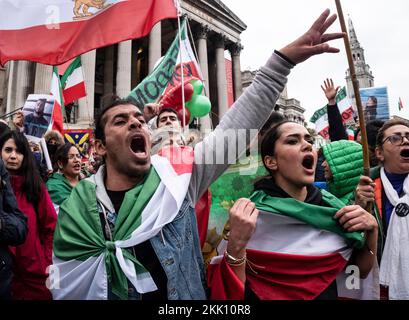 Gli iraniani che vivono in Inghilterra protestano contro la Repubblica islamica in Iran. Sono a sostegno della rivolta delle donne contro la regola repressiva sull'usura Foto Stock
