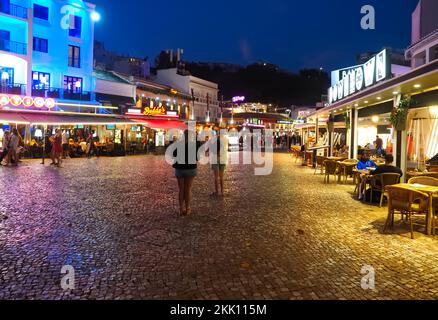 Vita notturna ad Albufeira sulla costa dell'Algarve in Portogallo Foto Stock