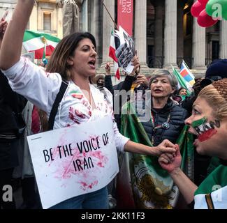 Gli iraniani che vivono in Inghilterra protestano contro la Repubblica islamica in Iran. Sono a sostegno della rivolta delle donne contro la regola repressiva sull'usura Foto Stock