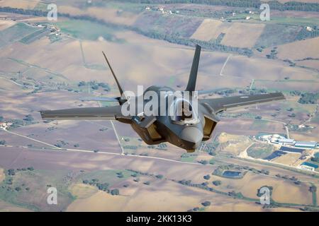 Amendola (Foggia), 21 novembre 2022 lo Sciopero Falcon 2022 è un esercizio militare organizzato dall'Aeronautica militare Italiana che coinvolge, oltre ai beni italiani, aerei degli Stati Uniti e dei Paesi Bassi che, attraverso la riproduzione di scenari realistici, consente una formazione efficace per sofisticati aeromobili di 5th generazione. A questa edizione hanno partecipato più di 50 diverse attività aeree e oltre 1000 soldati delle tre nazioni partecipanti. Nella foto: Lockheed Martin F-35A Lightning II della Royal Netherlands Air Force Amendola (Foggia), 21 novembre 2022 Falcon Foto Stock