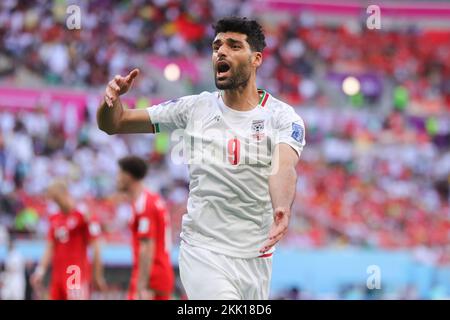 Doha, Qatar. 25th Nov 2022. Mehdi Taremi dell'Iran festeggia la sconfitta del Galles durante la partita di Coppa del mondo FIFA Qatar 2022 Group B tra il Galles e l'Iran allo stadio Ahmad Bin Ali di Doha, in Qatar, il 25 novembre 2022. Foto di Peter Dovgan. Solo per uso editoriale, licenza richiesta per uso commerciale. Non è utilizzabile nelle scommesse, nei giochi o nelle pubblicazioni di un singolo club/campionato/giocatore. Credit: UK Sports Pics Ltd/Alamy Live News Foto Stock