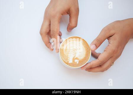 vista ad angolo alto delle donne che tengono una tazza di caffè su sfondo bianco Foto Stock