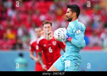 Al Rayyan, Qatar. 25th Nov 2022. HOSSEINI Hossein dell'Iran durante la partita della Coppa del mondo FIFA Qatar 2022, Gruppo B, tra il Galles e l'Iran ha giocato allo stadio Ahmad Bin Ali il 25 novembre 2022 ad al Rayyan, Qatar. (Foto di Bagu Blanco / PRESSIN) Credit: PRESSINPHOTO AGENZIA SPORTIVA/Alamy Live News Foto Stock