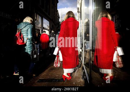 Amsterdam, Paesi Bassi. 25th Nov 2022. AMSTERDAM - gli acquirenti del Black Friday nella Kalverstraat. Questo shopping americano si svolge il giorno dopo il giorno del Ringraziamento ed è considerato l'inizio della stagione dello shopping natalizio. Il Black Friday è anche un popolare festival di contrattazione nei Paesi Bassi. ANP RAMON VAN FLYMEN netherlands OUT - belgium OUT Credit: ANP/Alamy Live News Foto Stock