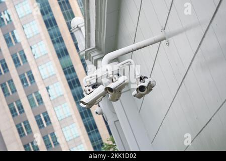 Telecamere CCTV appese alla parete Foto Stock